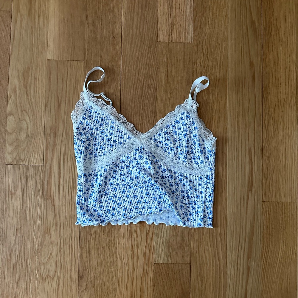 H & M blue floral top with lace detailings